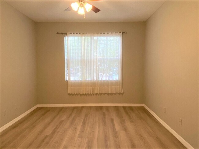 Building Photo - Gorgeous End Unit Townhome in Grande Champions!