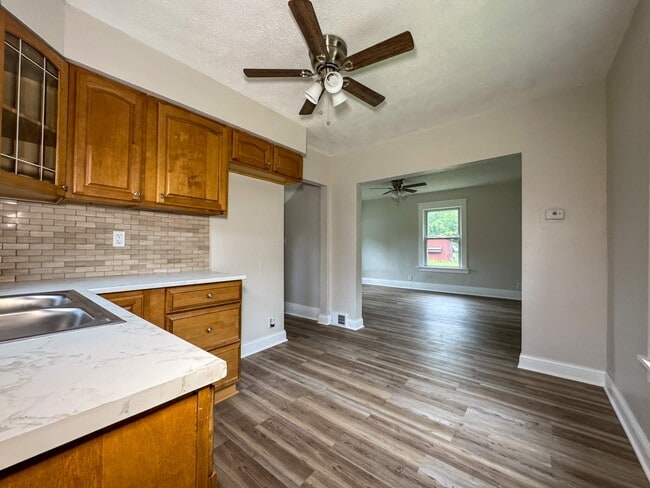 Building Photo - 2957 Greenfield Ave