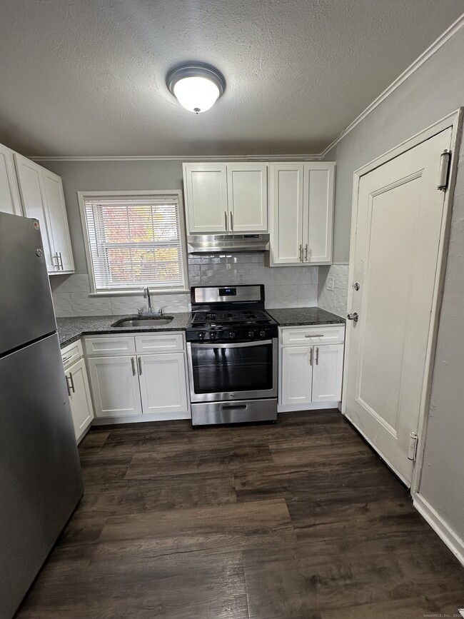 Building Photo - 14 Hillcrest Ave