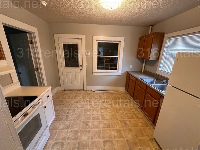Building Photo - $850 - 2 bedroom/ 1 bathroom - Single Fami...