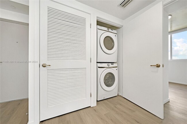 Building Photo - 475 NE 126th St