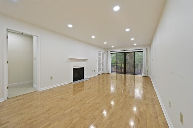 Building Photo - 2201 Pine Heights Dr NE