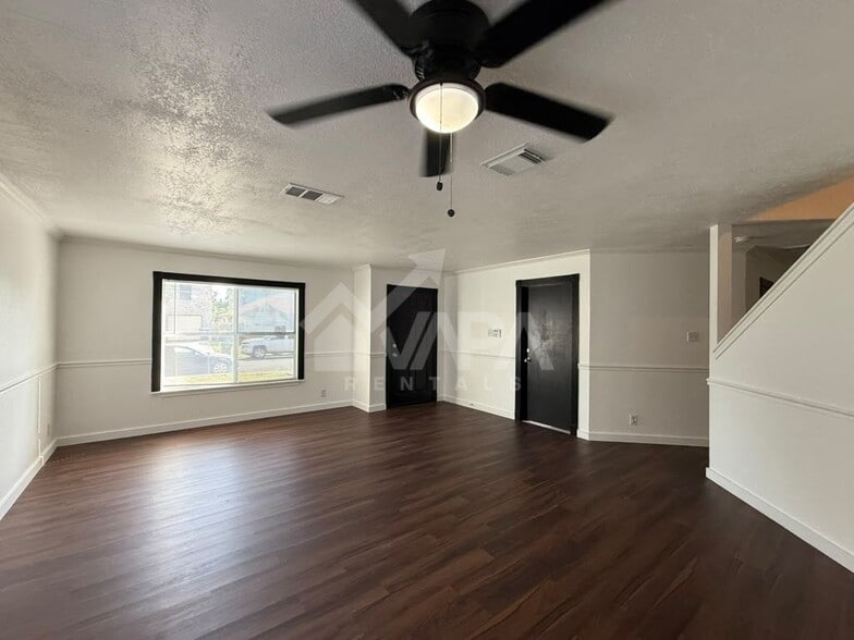Building Photo - 9666 Green Plain Dr