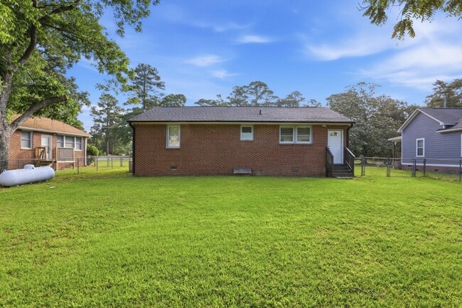 Building Photo - 611 Forest Knolls Rd