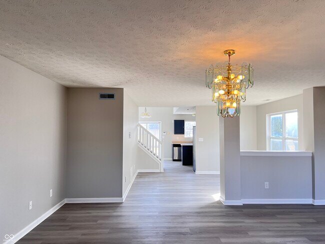 Building Photo - 713 Hollowood Ln