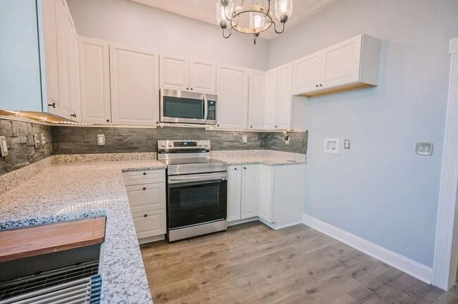 Building Photo - Newly Renovated & Spacious 4bed/2bath