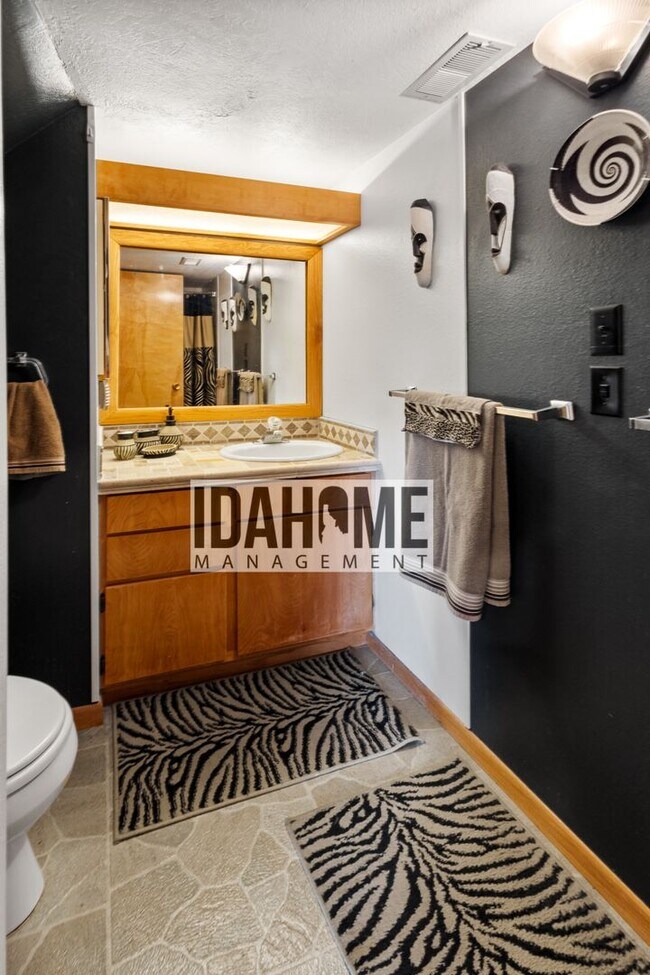 Building Photo - Upper Level of Beautiful Home