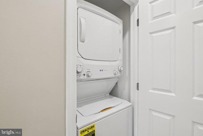 Building Photo - 729 Madison St NW