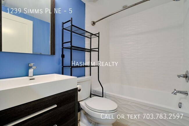 Building Photo - 1239 Simms Pl NE