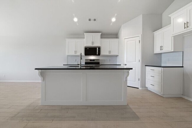 Building Photo - 4 Bedroom Home in Owasso – Open Floor Plan + Modern Finishes