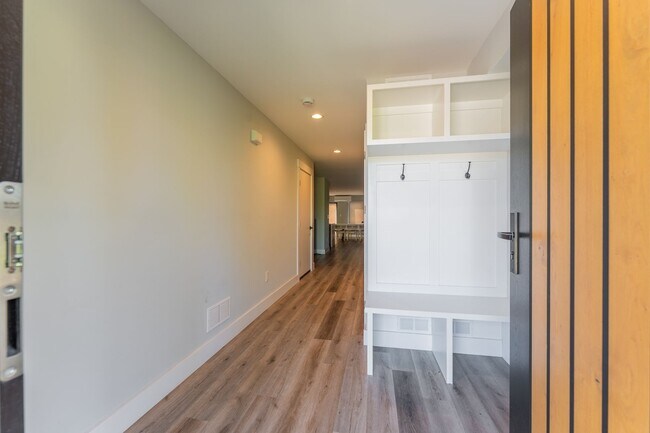 Building Photo - 512 Knopf St