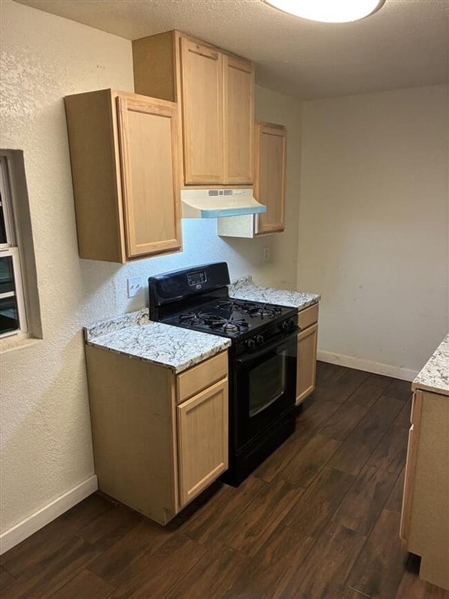 Building Photo - 2/1 Townhouse with covered parking