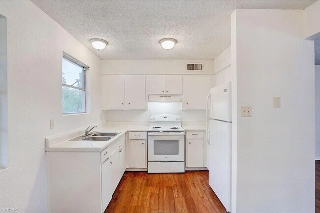 Building Photo - 714 Martindale Rd