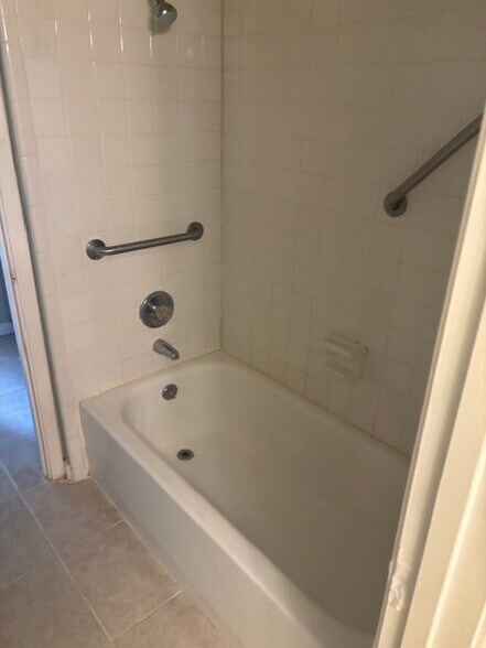 Tub/Shower - 149 Club House Blvd