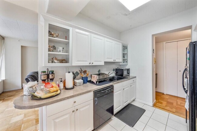 Building Photo - 9060 Palisade Ave