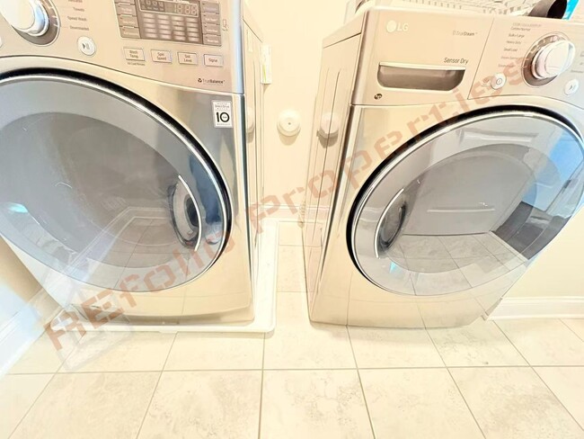 Building Photo - 713 Newlyn Dr