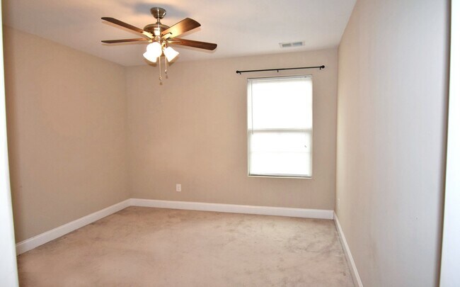 Building Photo - Gorgeous 3BR luxury Murfreesboro townhome ...