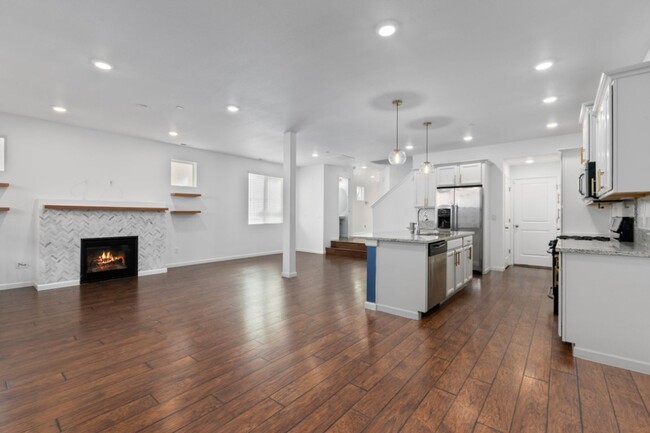 Building Photo - 3Bd/2.5Ba Lynwood Townhouse