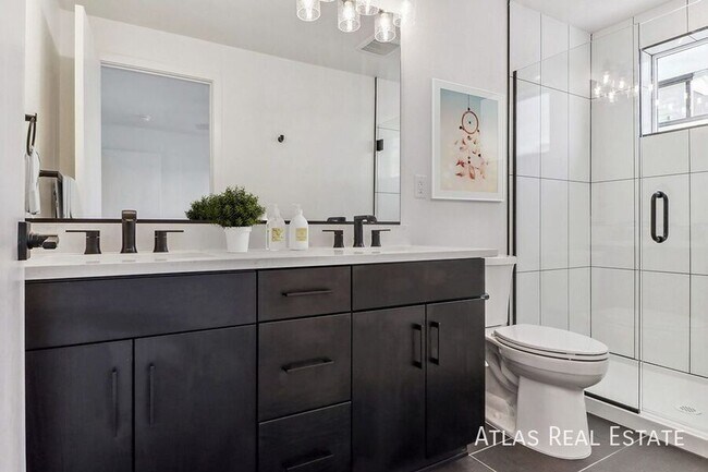 Building Photo - 240 Osiander St