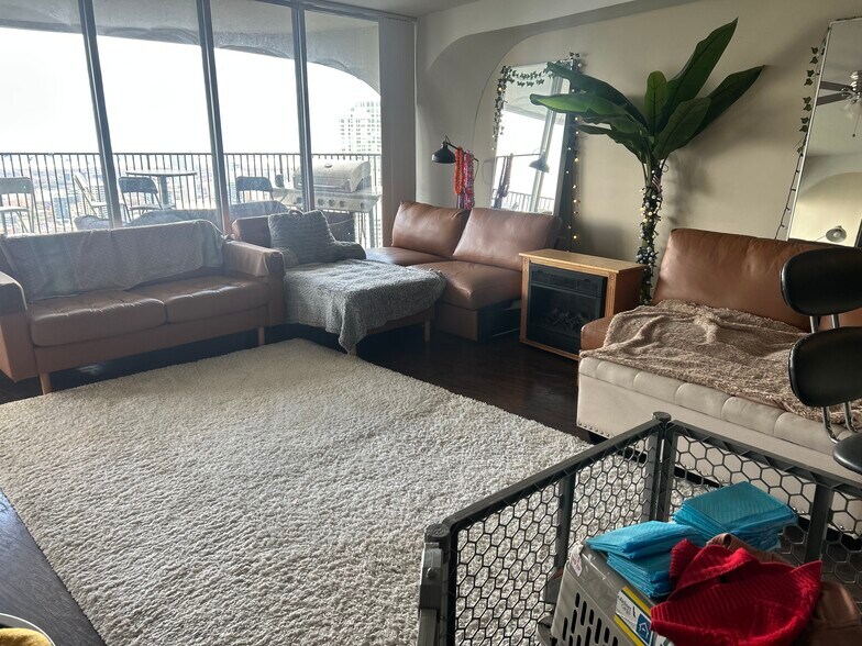 Building Photo - 300 N State St