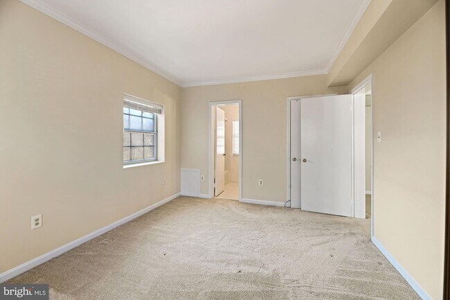 Building Photo - 1817 Queens Ln