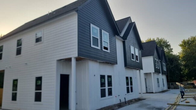 Building Photo - 5126 Clover St