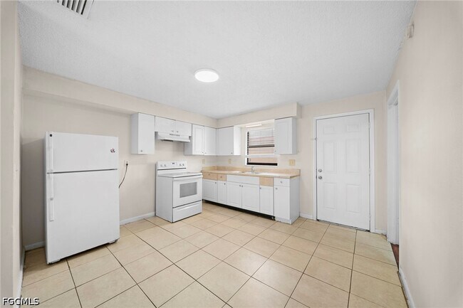 Building Photo - 5553 Fifth Ave