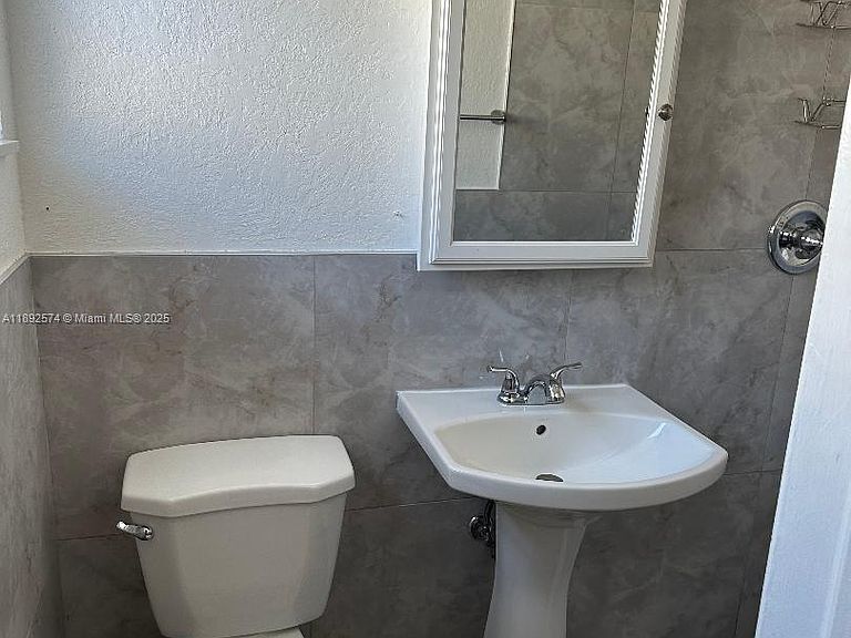 Building Photo - 2225 SW 21st Ter