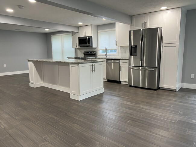 Building Photo - 3883 Bushey Ave