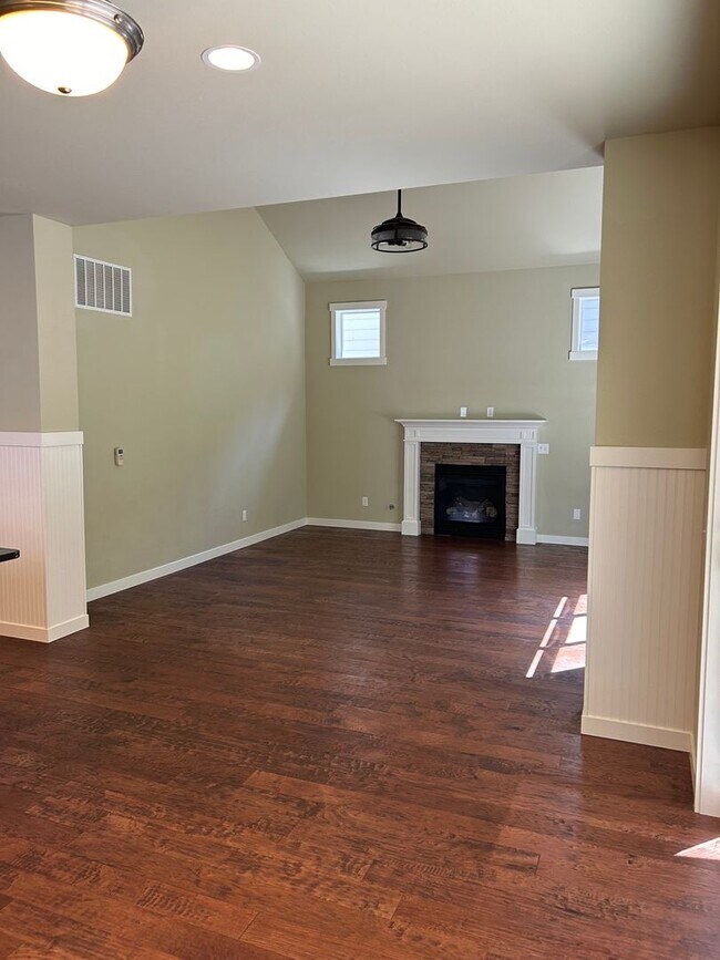 Building Photo - Newer Duvall 5 Bedroom 3 Bath Luxury Home