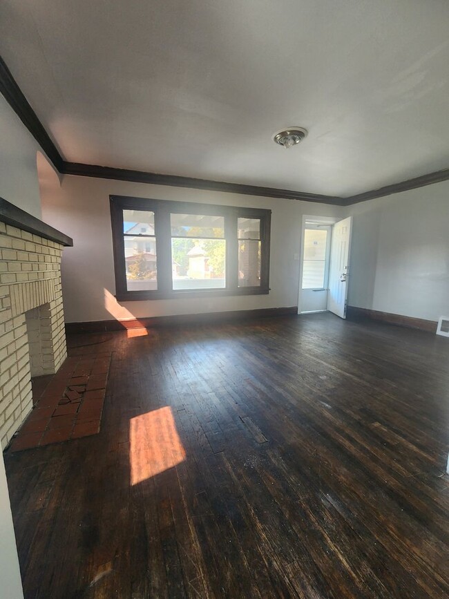 Building Photo - 3 Bedroom 1st Floor For Rent