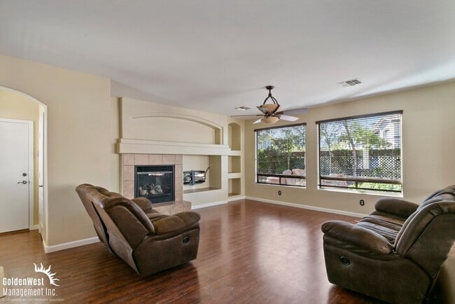 Building Photo - Beautiful 4Bdm 2.5Ba Tuscan-Inspired Home Located in the Norterra Area of Phoenix!