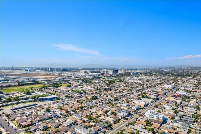 Building Photo - 10928 S Inglewood Ave