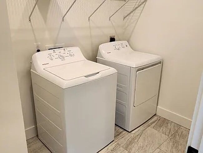 Building Photo - Bright & Modern Newly Built Home!!