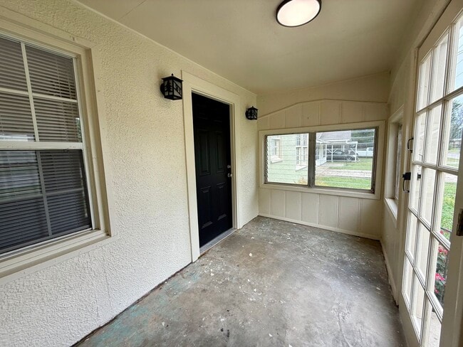 Building Photo - Welcome to this Beautiful Home in Downtown Paragould, AR!