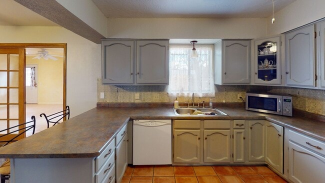 Building Photo - Newly remodeled 3 bedrooms, 2 bath home