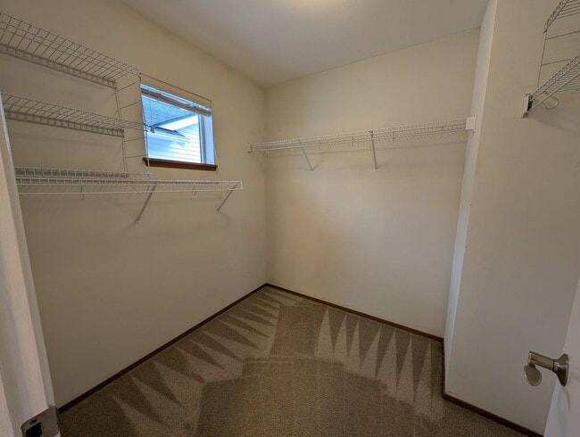 Building Photo - Corner lot 3 bed, 2.5 bath DuPont home!