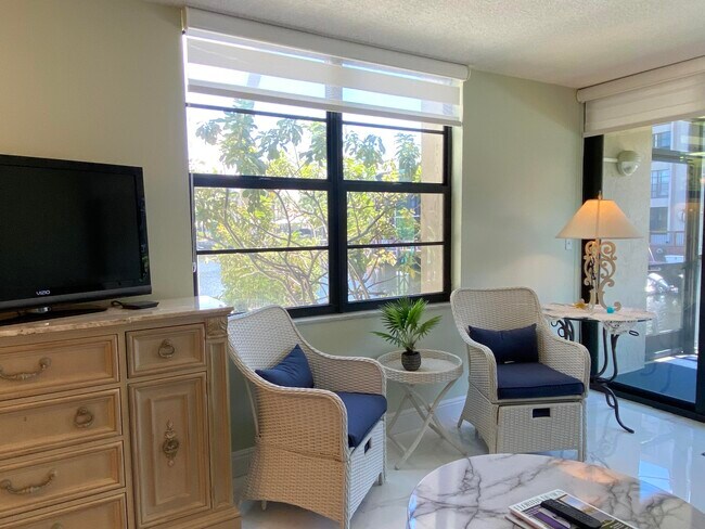 Building Photo - 2 Royal Palm Way
