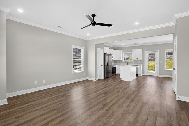 Building Photo - Luxury Townhome