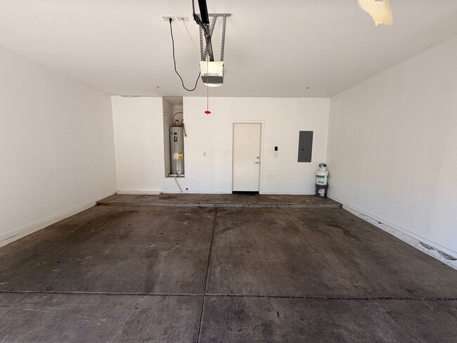 Building Photo - Spacious 3 Bedroom, 2.5 Bath Phoenix Townhome with *New Floors* + *NEW* Paint!