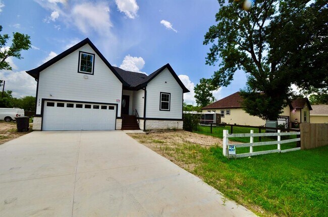 Building Photo - 111 Big Deer Dr