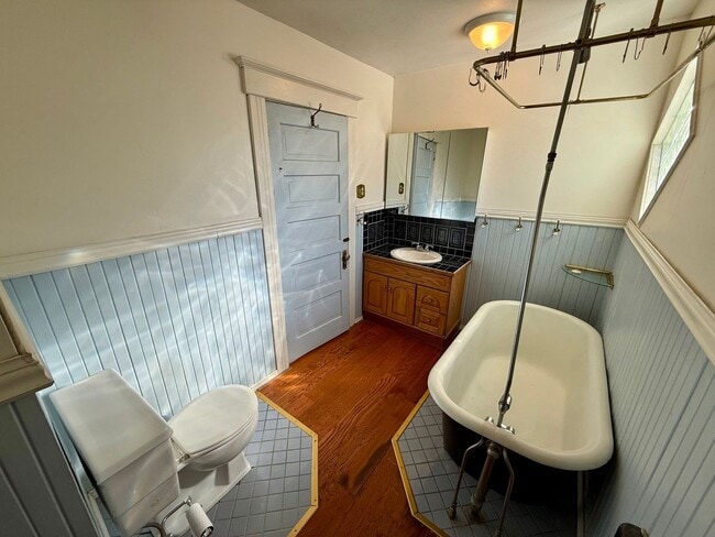 Building Photo - Victorian Charmer – 3 Bed, 1.75 Bath – Utilities Included!