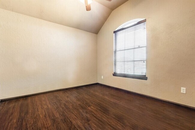 Building Photo - 542 W Chickasaw Ct Way