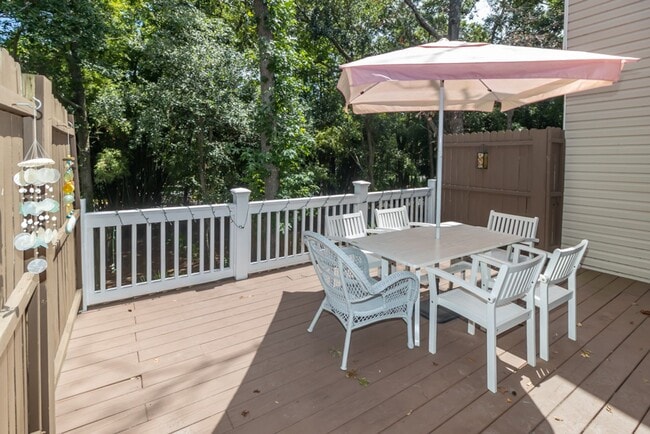 Building Photo - Lovely Townhome Available In Yacht Cove