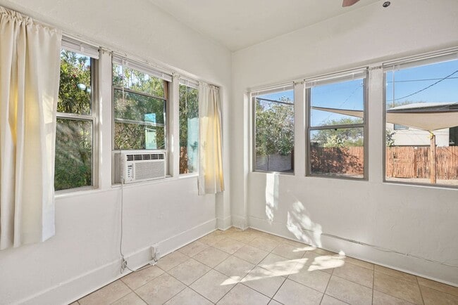 Building Photo - Vintage Bungalow Near University of Arizona