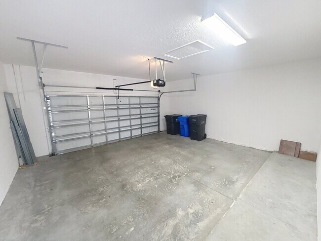 Building Photo - 6310 Goldcoast Ave