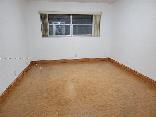Building Photo - 950 Hillcrest Dr