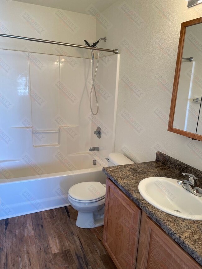 Building Photo - 3 bedrooms, 2.5 bath Townhouse