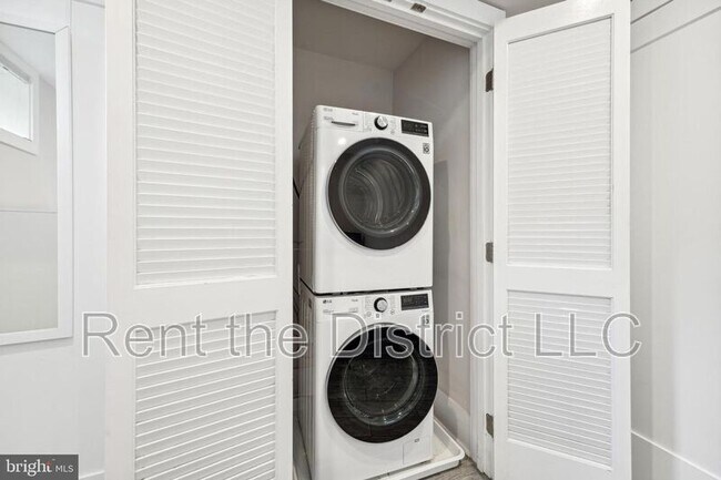 Building Photo - 608 Roxboro Pl NW