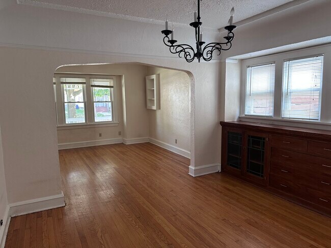 Building Photo - 3251 S Springfield Ave